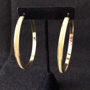 GOLD TONE ELEGANT HOOP EARRINGS